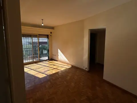 Departamento 3 ambientes al frente con balcon y cochera