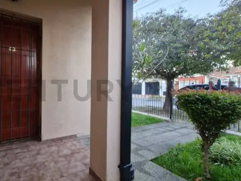 VENTA CASA CON JARDÍN, QUINCHO Y GARAGE EN EZPELETA – LOTE 10 X 30