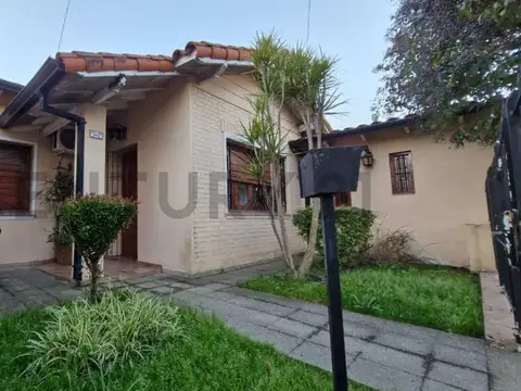 VENTA CASA CON JARDÍN, QUINCHO Y GARAGE EN EZPELETA – LOTE 10 X 30