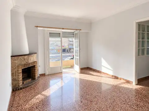 Departamento 4 ambientes con 3 balcones y terraza propia, 1er piso x escalera