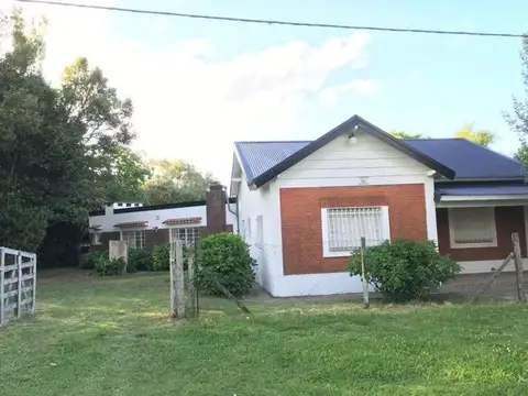 Casa en venta - 3 dormitorios 2 baños -  cochera - 8701mts2 - Villa Elisa