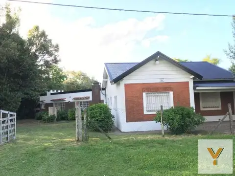 Casa en venta - 3 dormitorios 2 baños -  cochera - 8701mts2 - Villa Elisa