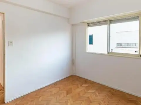4 AMBIENTES – SEMIPISO – EXCELENTE CONTRAFRENTE CON BALCÓN – SUPER LUMINOSO