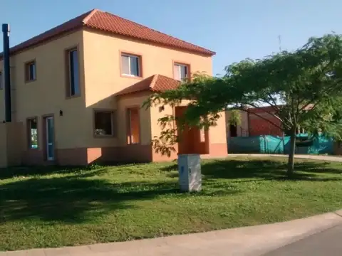 VENTA CASA 4 AMBIENTES PILAR DEL ESTE, PILETA