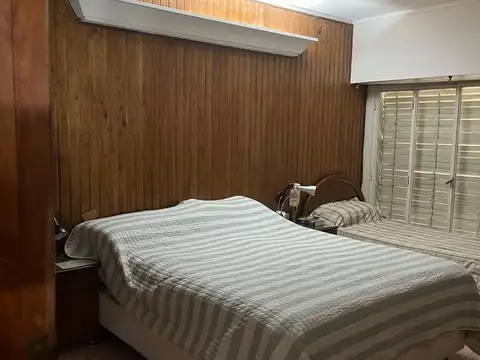 Casa 8 ambientes con 2 baños