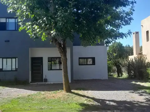 Hermosa casa de 4 ambientes en dos plantas en La Cañada