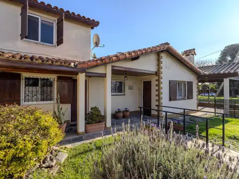 CASA 6 AMB EN VENTA CON PILETA Y PARRILLA C. EVITA