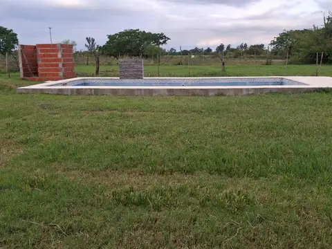Terreno con pileta en Carolina - Luz - Agua