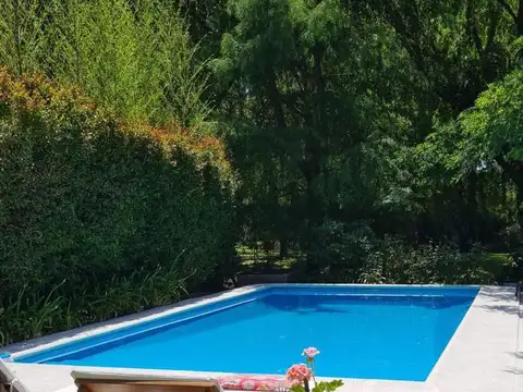 Casa en Alquiler con 2 cocheras