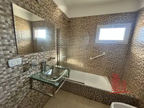 Depto Tipo Casa en Alquiler con 1 cocheras