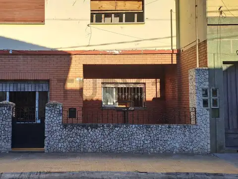 VENTA: USD 60.000 - Casa de 3 Ambientes en Planta Baja + Propiedad a Reciclar en Planta Alta – Ideal