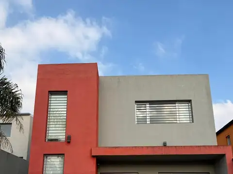 Casa con pileta en B° abierto Los Arenales