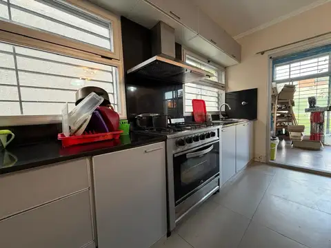 Casa 6 ambientes con 2 baños