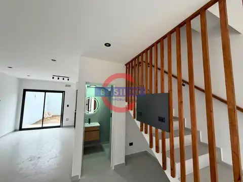 ALQUILER IMPECABLE DÚPLEX A ESTRENAR CON COCHERA Y JARDÍN EN CARAPACHAY