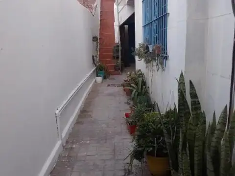 Casa Multifamiliar en venta - 6 Dormitorios 4 Baños - 209Mts2 - Merlo