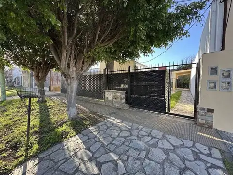 Casa en Venta con 3 cocheras