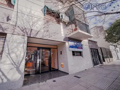 Departamento en PB de 1 ambiente y medio, cocina separada y pequeño patio con lavadero