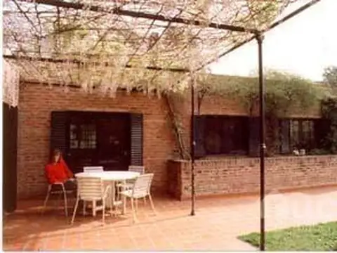 VENTA | CASA Luminosa con gran Jardin y Pileta | Tronador al 300 Barrio Altavista