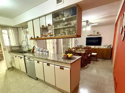 Casa en Venta con 3 cocheras