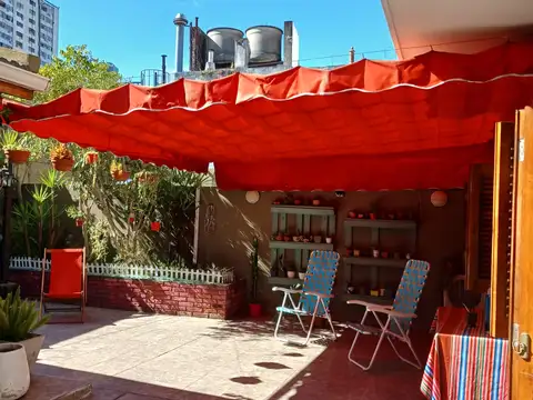 Excelente Departamento Tipo PH con Patio, Baulera y Cochera en Venta.