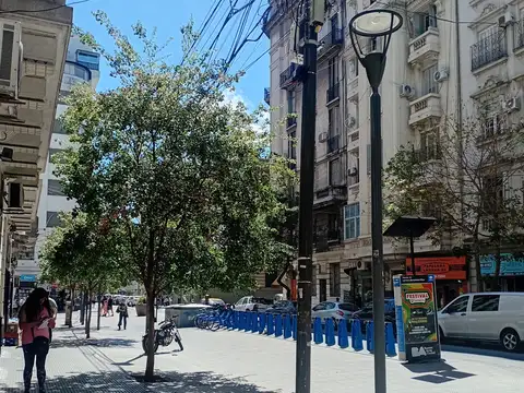 Local sobre calle Larrea a media cuadra de av. Rivadavia.