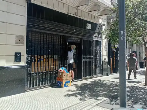 Local sobre calle Larrea a media cuadra de av. Rivadavia.
