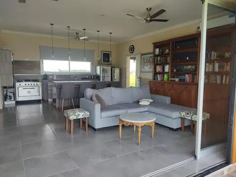 Casa 3 ambientes con 2 baños