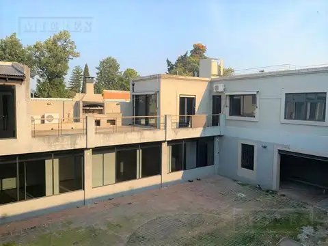 Oficina en Alquiler con 11 cocheras