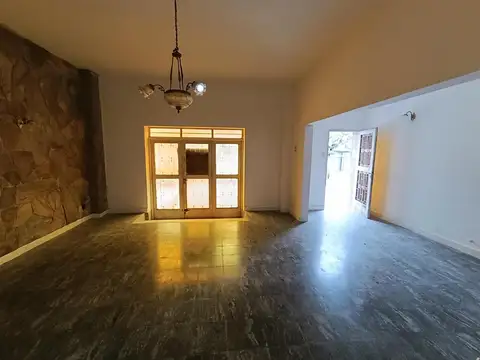 VENTA CASA DE 2 DORMITORIOS CON COCHERA - BARRIO ARROYITO