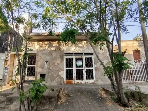 CASA  CON COCHERA-   BARRIO ARROYITO