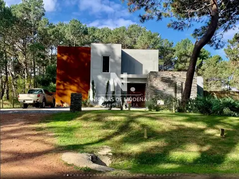 Se vende casa en Montoya, La Barra en impecable estado 