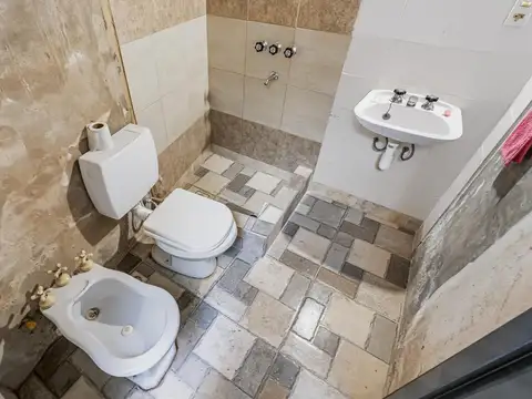 Casa de estilo en esquina, a reciclar! Dos terrazas con quincho y cochera