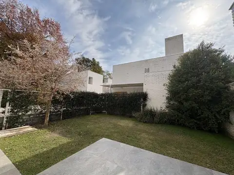 Casa de 2 dormitorios en alquiler Fisherton, Rosario