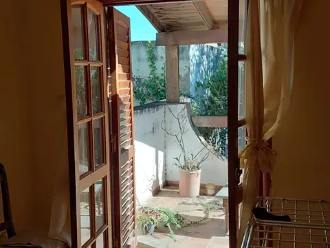 Casa 7 ambientes con 2 baños