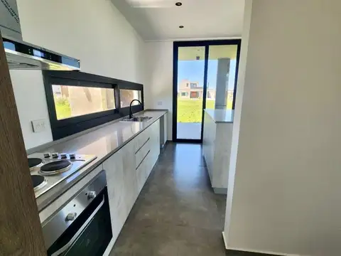 Casa 4 ambientes con 2 baños