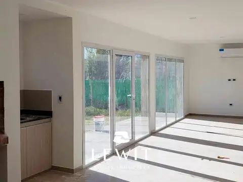 Casa en Alquiler con 2 cocheras