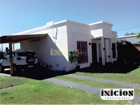 Moderna casa en lote de 3 ambientes con gas natural - C405