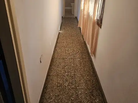 Barrio Parque Bernal - Paraná al 100, e/Lebenshon y Chiclana - Casa de 6 ambientes c/cochera