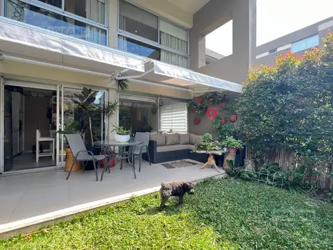 Departamento dúplex de 4 ambientes  con jardín en venta en Beccar Central.