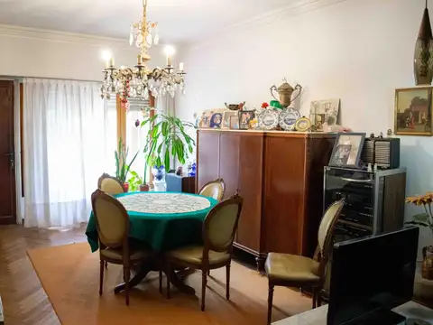 Casa de 5 ambientes con cochera en venta en Martinez