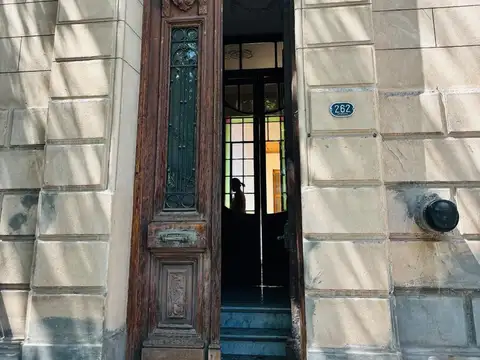 Icónica casa en Alquiler en Calle Emilio Civit 