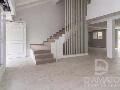 Casa en Venta con 4 cocheras