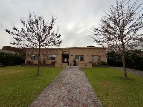 Casa 4 ambientes con 3 baños