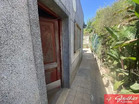 CASA céntrica POSIBILIDAD VIVIENDAS varias y COMERCIAL oficinas consultorios