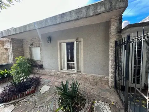 CASA céntrica POSIBILIDAD VIVIENDAS varias y COMERCIAL oficinas consultorios 100