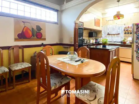 CHALET DE 4 AMBIENTES CON GARAGE, PARRILLA Y DEPARTAMENTO