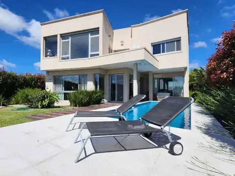 Casa 6 ambientes con 2 baños