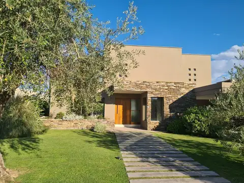 VENTA CASA BARRIO PRIVADO RUCA OLIVIA