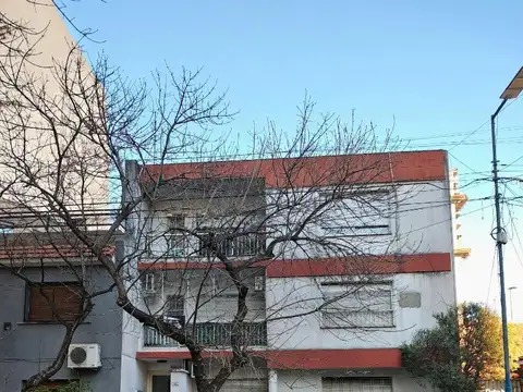 Departamento 3 ambientes Venta Las Lomitas escalera