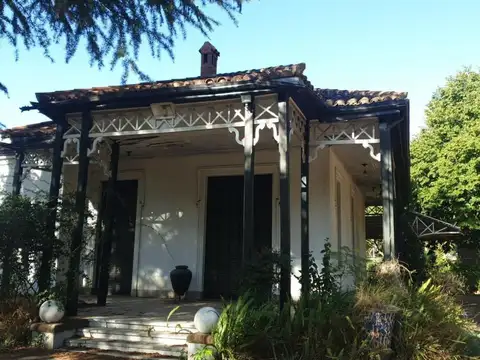 CASONA SOBRE 3.267 MTS EN EL CENTRO DE MONTE GRANDE 